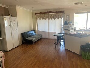 Interior - Cozy 1-bedroom (Heathridge)