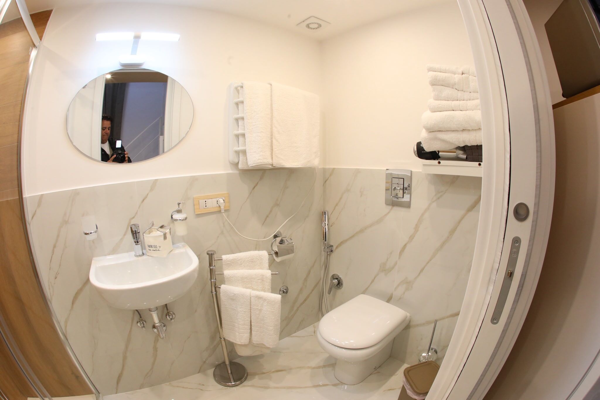 Un baño con lavamanos, inodoro y espejo.