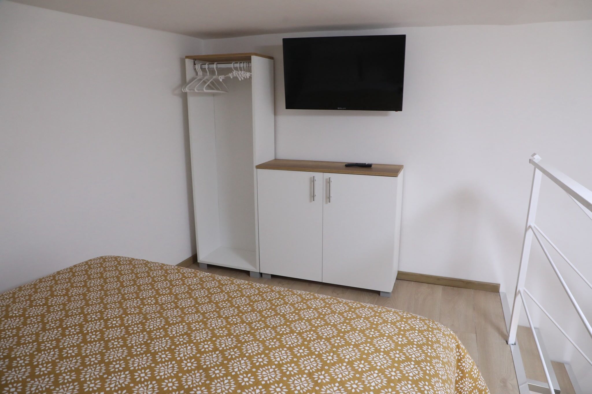 1 bedroom, bed sheets