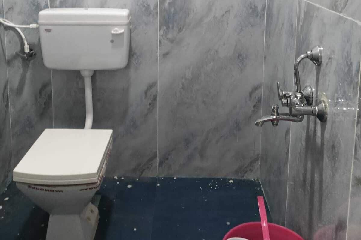 Buồng tắm vòi sen, khăn tắm, xà phòng, dầu gội