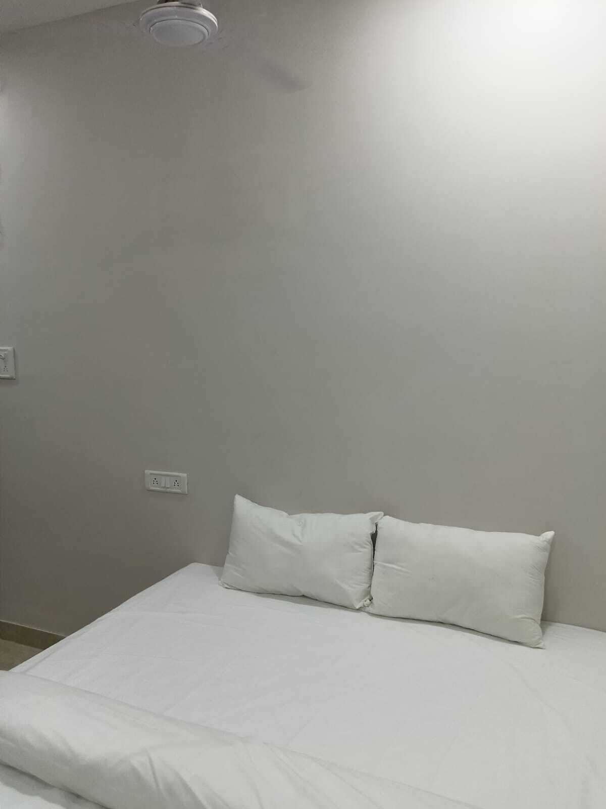 Deluxe Room | Hypo-allergenic bedding, free WiFi