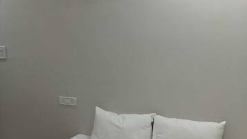 Deluxe Room | Hypo-allergenic bedding, free WiFi