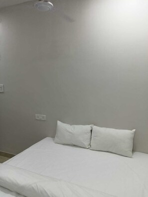 Hypo-allergenic bedding, free WiFi - Shree Chakra Residency (Kanchipuram)