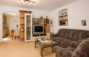 TV - Stunning home in Savar with WiFi (Savar)