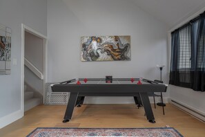 Games room - Huntsville Lakeview Retreat | Jacuzzi & Games (Huntsville)