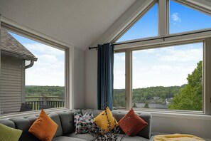 Living area - Huntsville Lakeview Retreat | Jacuzzi & Games (Huntsville)