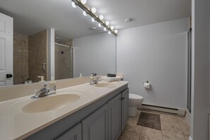 Jetted bath, hair dryer, towels, soap - Huntsville Lakeview Retreat | Jacuzzi & Games (Huntsville)