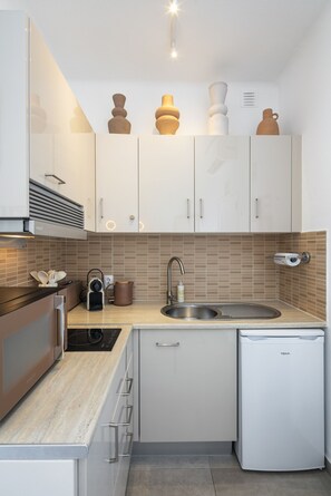 Wasserkocher mit Kaffee-/Teezubehör, Kühlschrank, Mikrowelle