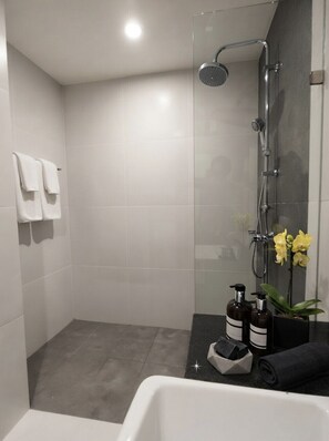 Deluxe Double or Twin Room | Bathroom | Towels, soap, shampoo, toilet paper - Syama Mansion Kamala (Kamala)