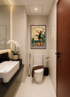 Deluxe Double or Twin Room | Bathroom | Towels, soap, shampoo, toilet paper - Syama Mansion Kamala (Kamala)