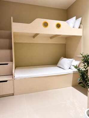 Una cama litera con cabecera de madera, un colchón y almohadas.