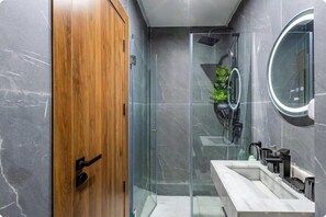 Hair dryer, towels, soap, toilet paper - An exceptional retreat in Guéliz, in the heart of Marrakech—a quiet, bright, and secure residence (Marrakech)