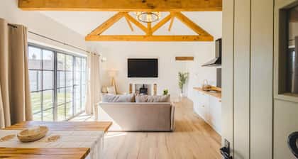 Converted Barn with Oak Beams near Cotswolds