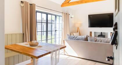 Oak Beam Barn, Private Patio, Near Cotswolds