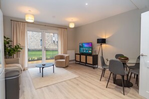 TV - Belgrave Village: Patio, Parking & Gym Access (Balsall Heath)