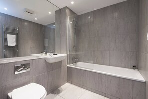 Bathroom - Near Portobello Market, Balcony & Easy Transit (London)