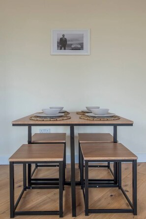 Dining - Near Portobello Market, Balcony & Easy Transit (London)