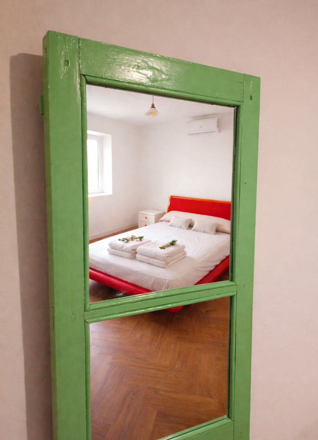 3 slaapkamers, een strijkplank/strijkijzer, reisbedje, beddengoed