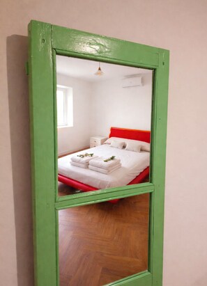 3 habitaciones, tabla de planchar con plancha y cuna de viaje 