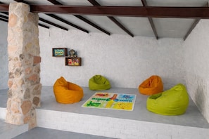 A cozy seating area with bean bags and a children's board game. - Country House with a game room and barbecue near Alarcón for 6 people (Tébar)