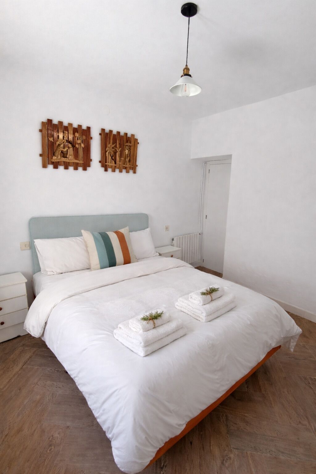 3 slaapkamers, een strijkplank/strijkijzer, reisbedje, beddengoed