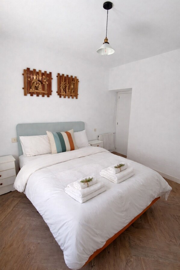 3 chambres, fer et planche Ă repasser, lit parapluie, draps fournis