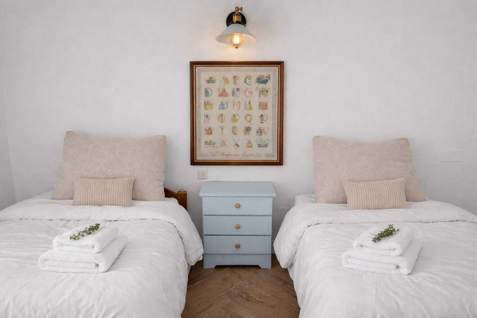 3 slaapkamers, een strijkplank/strijkijzer, reisbedje, beddengoed