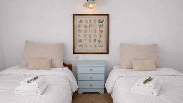 3 slaapkamers, een strijkplank/strijkijzer, reisbedje, beddengoed