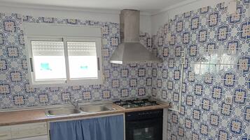 Frigorífico, microondas, horno y placa de cocina