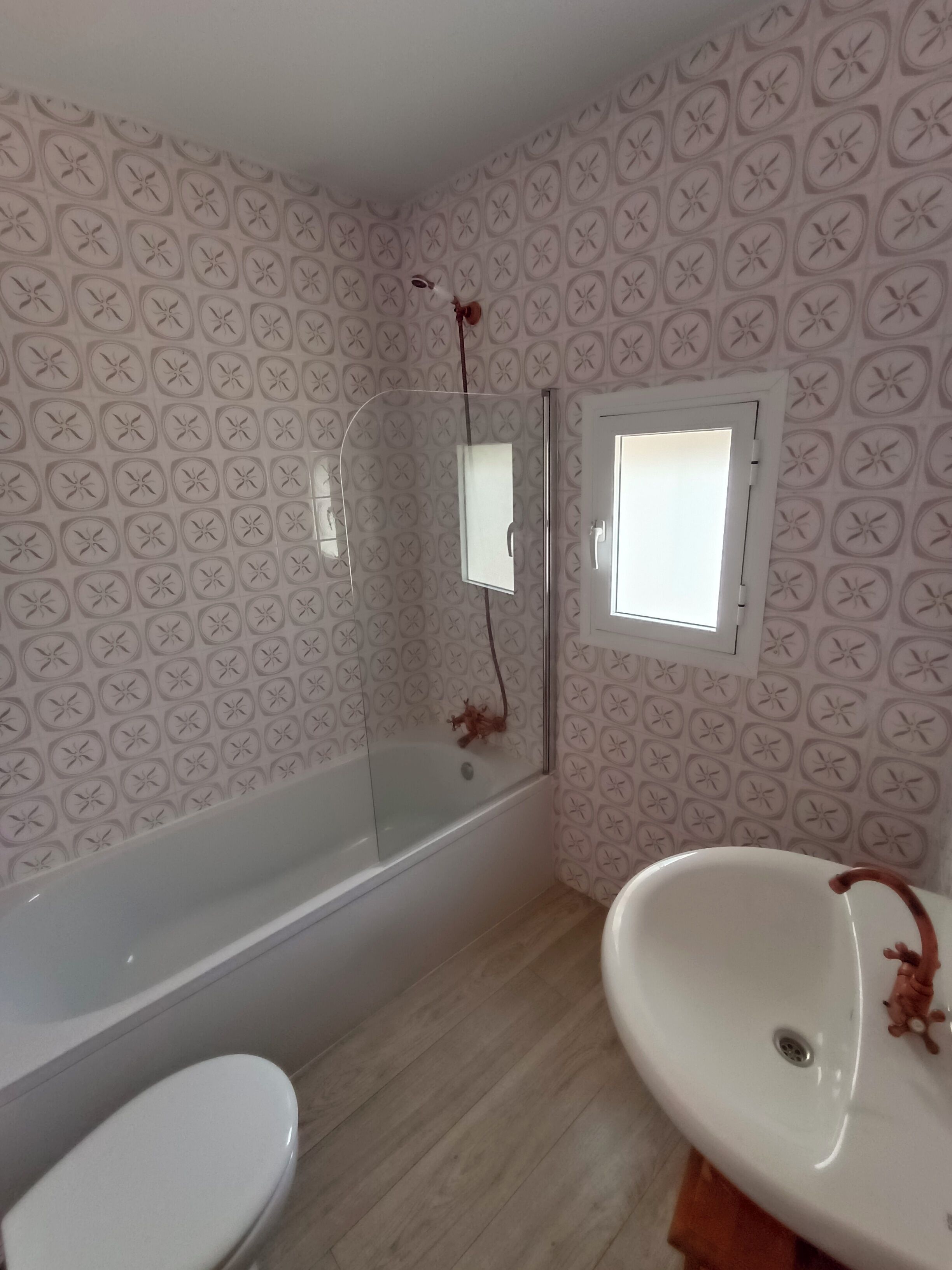 Een haardroger, handdoeken, zeep, shampoo