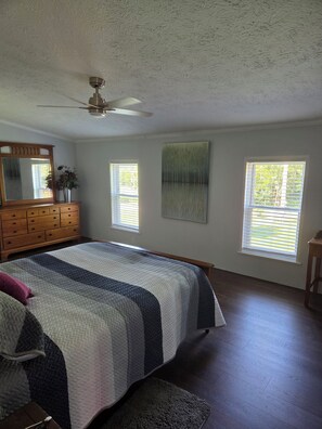 Iron/ironing board, WiFi, bed sheets - Peaceful 3-bedroom 2 bath house at Mark Twain Lake on the Salt River. (Santa Fe)