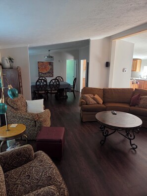 Living area - Peaceful 3-bedroom 2 bath house at Mark Twain Lake on the Salt River. (Santa Fe)