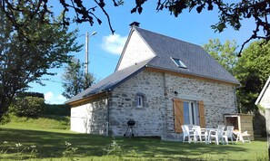 A stone house with a sloped roof, a small window, and a door. - Gîte in the Heart of the Countryside with Private Garden (Avèze)