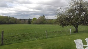 A grassy field with a tree and a fence. - Gîte in the Heart of the Countryside with Private Garden (Avèze)