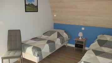 Iron/ironing board, bed sheets