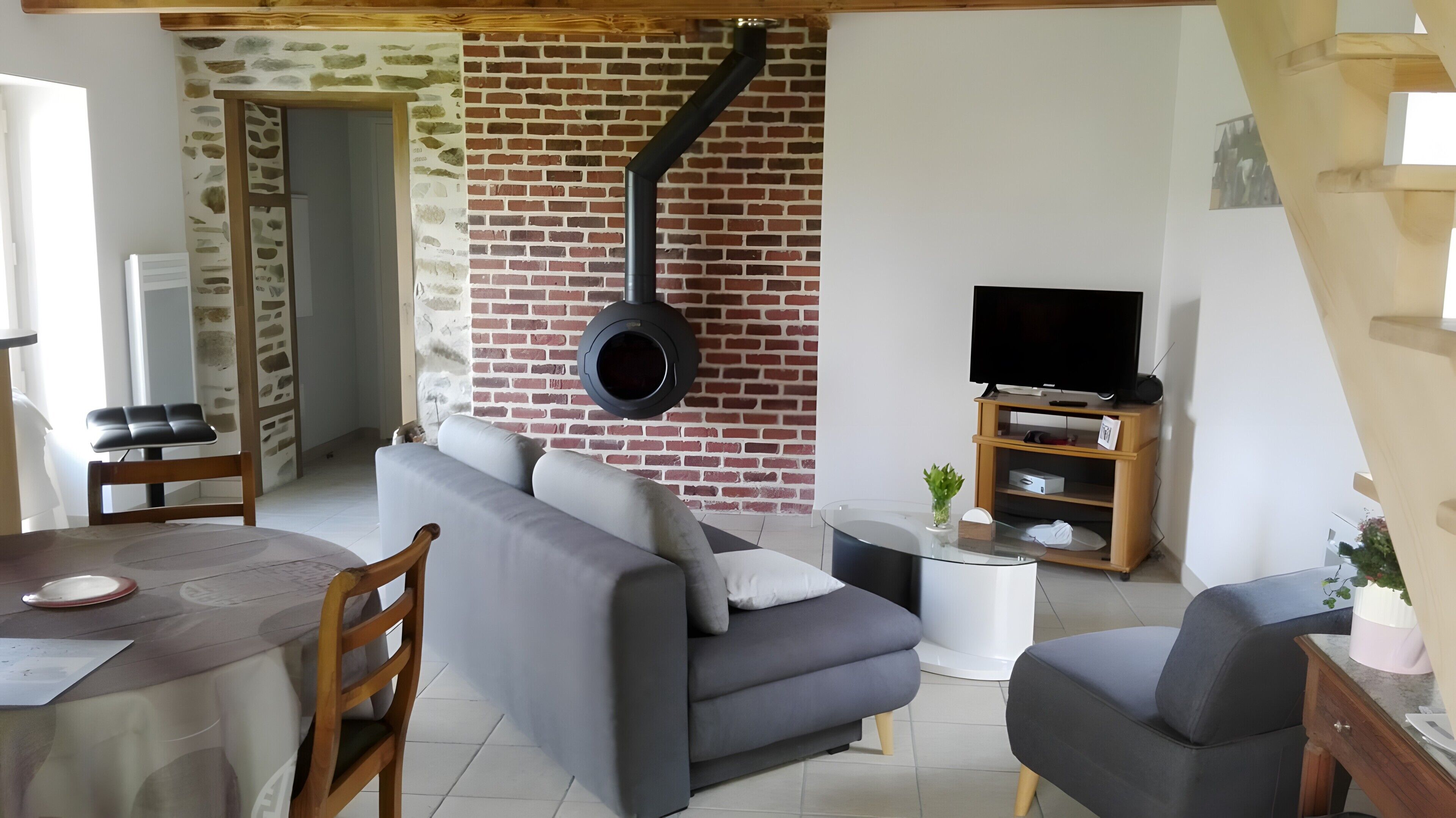 Télévision, cheminée, lecteur de DVD