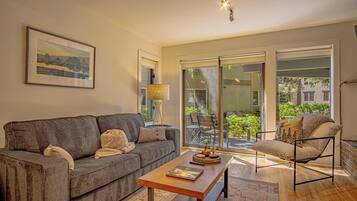 Condo, 1 Queen Bed with Sofa bed, Garden View (Stonehenge Condo #6) | Living area
