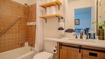 Condo, 1 Queen Bed with Sofa bed, Garden View (Stonehenge Condo #6) | Bathroom | Towels