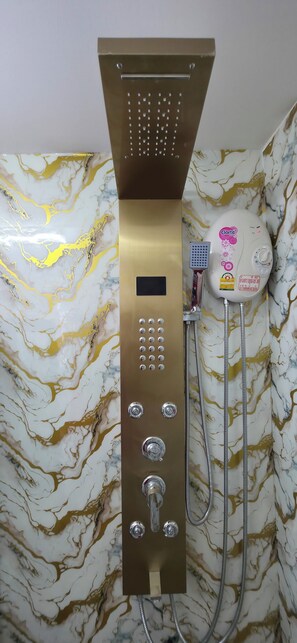 Ein Duschbedienfeld mit digitaler Anzeige und mehreren Tasten, eine Handbrause und eine Einheit zur Temperatureinstellung.