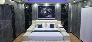 Studio Suite Mewah, di pinggir kolam renang | Brankas, tirai kedap cahaya, setrika/meja setrika, dan Wi-Fi gratis