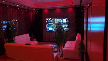 Luxury Studio Suite, Poolside | Interior