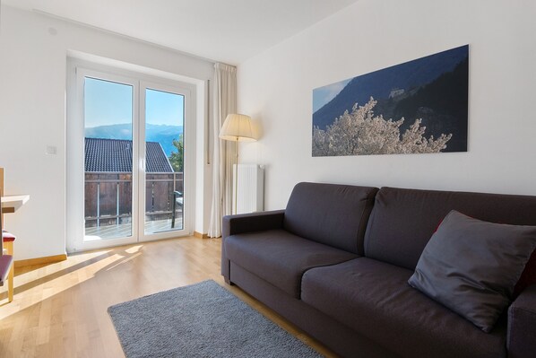 Living area - Apartment 'Haus Gufler Zerminiger' with Mountain View, Balcony and Wi-Fi (Silandro)