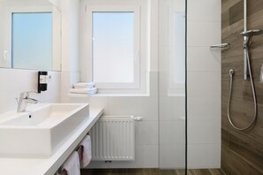 Bathroom - Apartment 'Haus Gufler Zerminiger' with Mountain View, Balcony and Wi-Fi (Silandro)