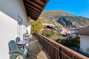 Property grounds - Apartment 'Haus Gufler Zerminiger' with Mountain View, Balcony and Wi-Fi (Silandro)
