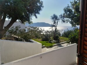 Property grounds - 'Family Room with Separate Bedrooms' with Sea View and Shared Pool (Lakki)