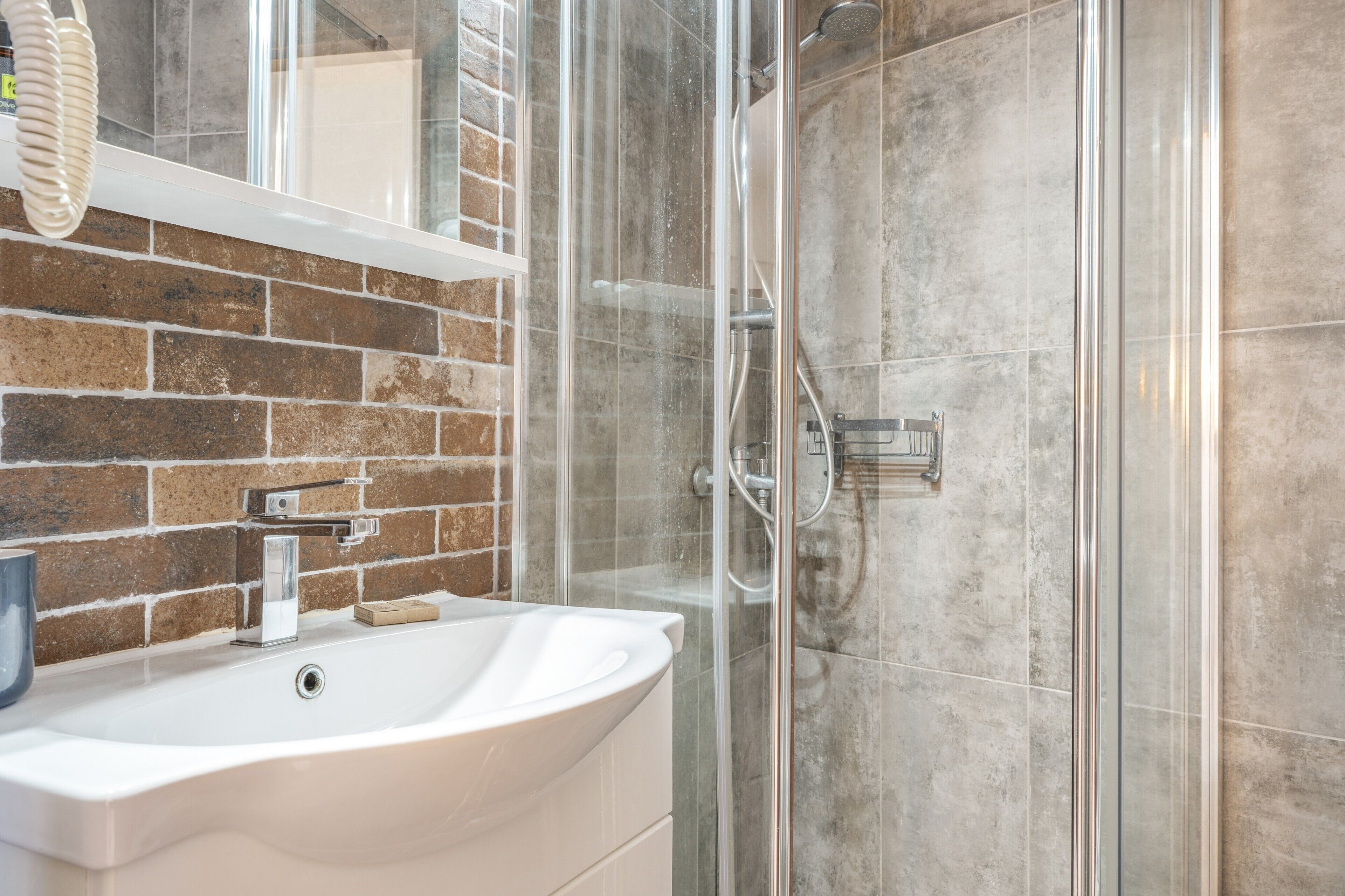 Shower, hair dryer, towels