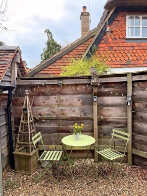 Outdoor dining - Beautiful Barn Annex (Clifton Hampden)