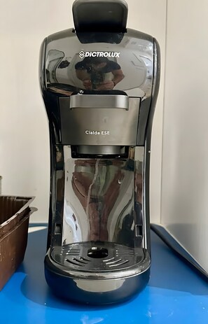Een koffiezetapparaat met een transparante waterreservoir, merknaam 'DICTROPLUS' en model 'Cialde ESF'.