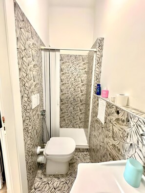 Shower, hair dryer, towels - 'Art Vintage-French Double' Room with Balcony, Wi-Fi & Air Conditioning (Noicàttaro)