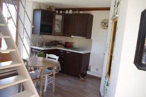 Frigorífic, microones, forn i cafetera i tetera 
